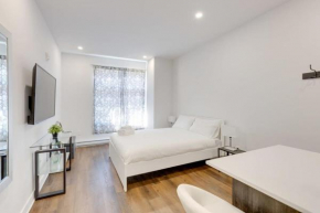 M11 Upscale Studio wQueen Bed AC Prime Location